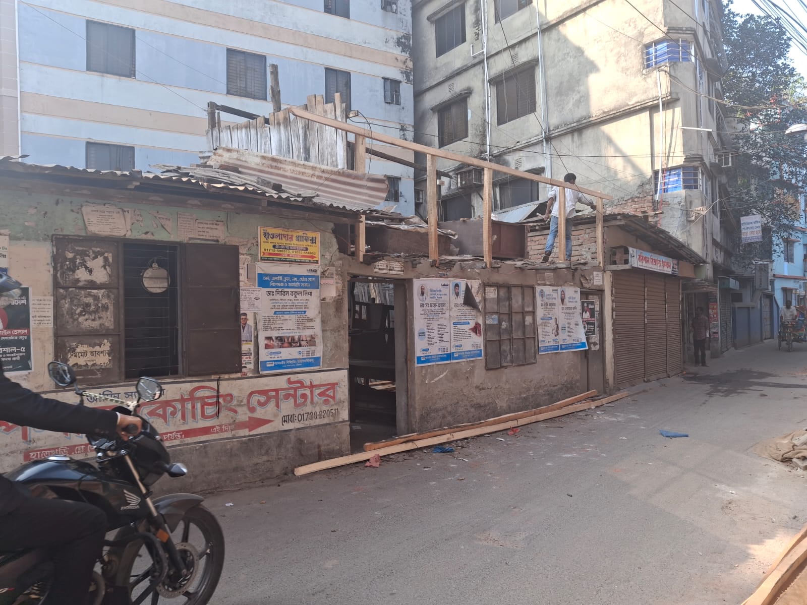 প্রশাসনকে বৃদ্ধাঙ্গুলী দেখিয়ে বরিশাল নগরীতে জমি দখল করে ওয়ার্কার্স পার্টির কার্যালয় নির্মাণের অভিযোগ